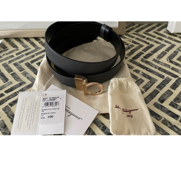 New with tags, Ferragamo Belt size 100.. reverse black and grey. - Picture 3 of 6
